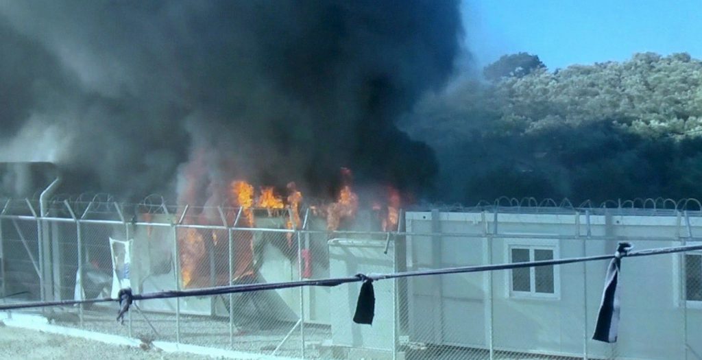 Βιαιότητες στον καταυλισμό στη Χίο-Μετανάστες έβαλαν ξανά φωτιά σε κοντέινερ