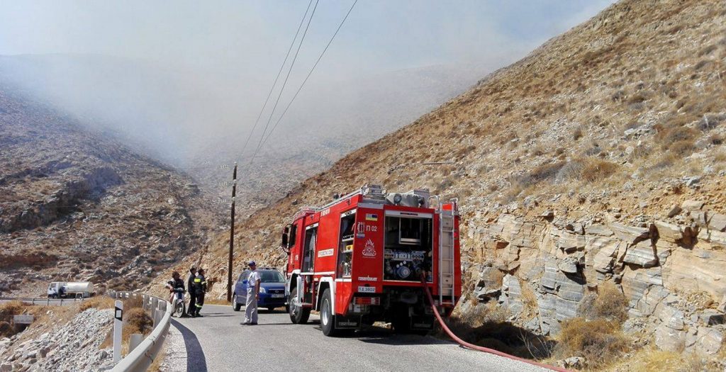 Περιορίζεται η μεγάλη πυρκαγιά στη Σύρο