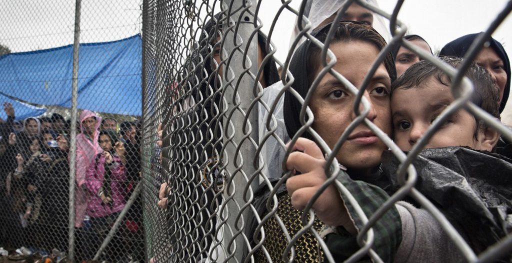 Politico: Η Ε.Ε. ερευνά πιθανή κακοδιαχείριση των κονδυλίων σίτισης για τους πρόσφυγες στην Ελλάδα
