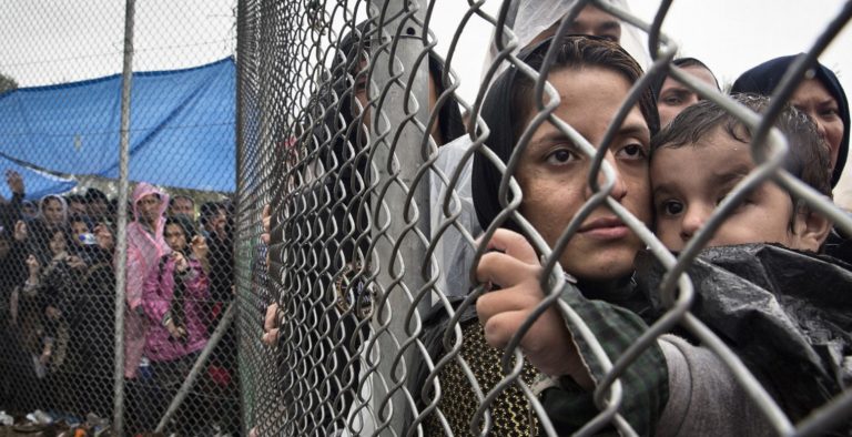 Politico: Η Ε.Ε. ερευνά πιθανή κακοδιαχείριση των κονδυλίων σίτισης για τους πρόσφυγες στην Ελλάδα