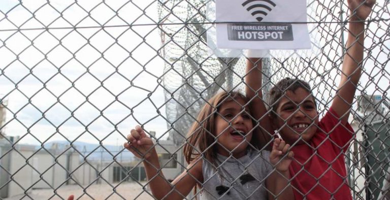 Handelsblatt: Καταστροφικές οι συνθήκες για τους πρόσφυγες στους καταυλισμούς της Ελλάδας