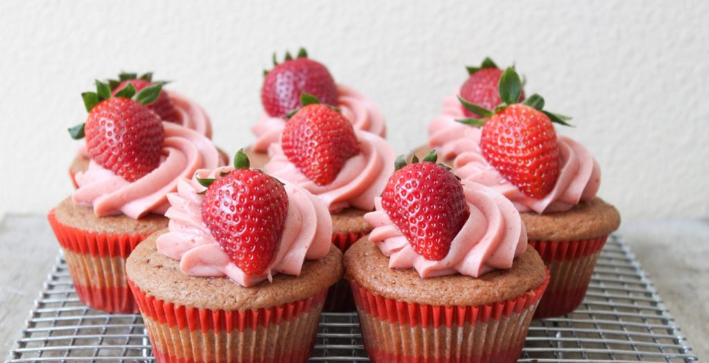Cupcakes γεμιστά με φράουλα