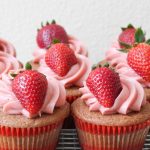 Cupcakes γεμιστά με φράουλα