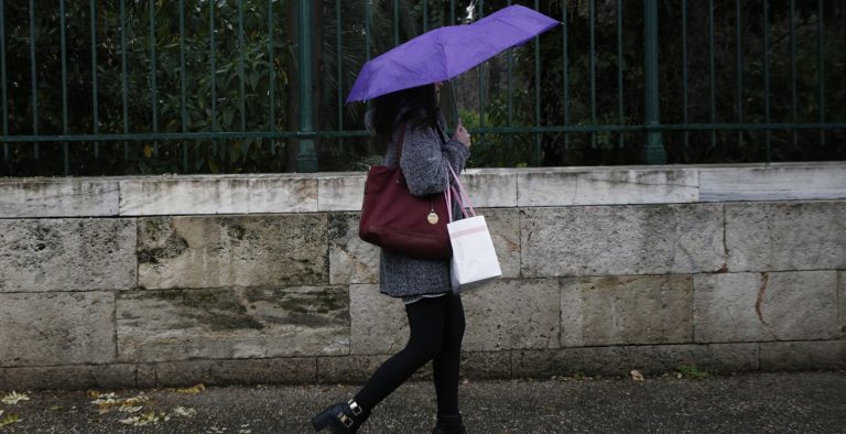 Καιρός: Πτώση της θερμοκρασίας και ισχυρές βροχές