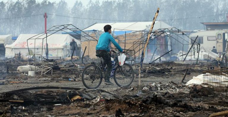 Μπουλντόζα κατεδαφίζει τη “ζούγκλα του Καλαί”