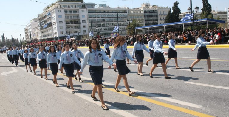 Δασκάλα σε πυρόπληκτο παιδάκι από το Μάτι: «Πώς είσαι έτσι καλύτερα να μην ερχόσουν στην παρέλαση»