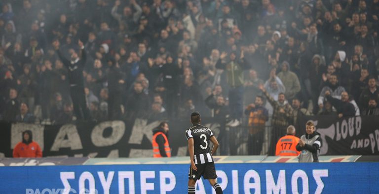 Συνθήματα κατά του Μητσοτάκη στην Τούμπα