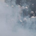 Συγκρούσεις ΜΑΤ – κουκουλοφόρων έξω από τη δίκη της Χ.Α.
