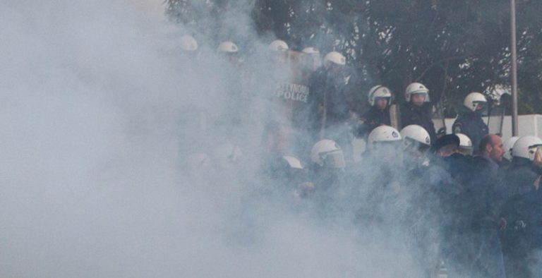 Συγκρούσεις ΜΑΤ – κουκουλοφόρων έξω από τη δίκη της Χ.Α.