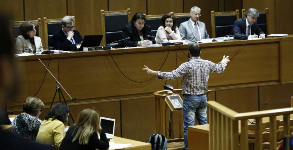 Με “Φασίστες – Κουφάλες” διεκόπη η δίκη της Χ.Α.