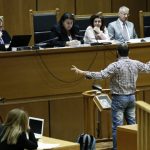 Με “Φασίστες – Κουφάλες” διεκόπη η δίκη της Χ.Α.