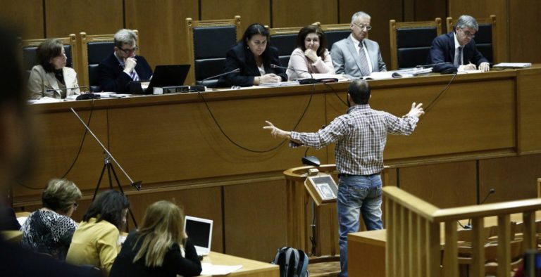 Με “Φασίστες – Κουφάλες” διεκόπη η δίκη της Χ.Α.