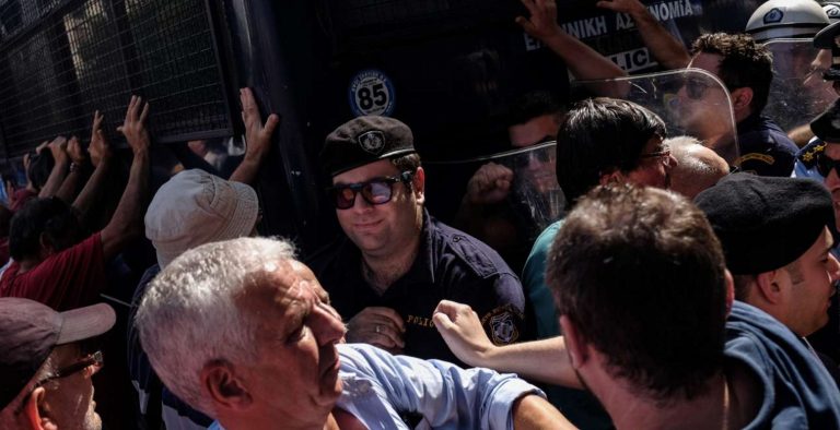 Στις ουρές για… “ψίχουλα” 250.000 συνταξιούχοι