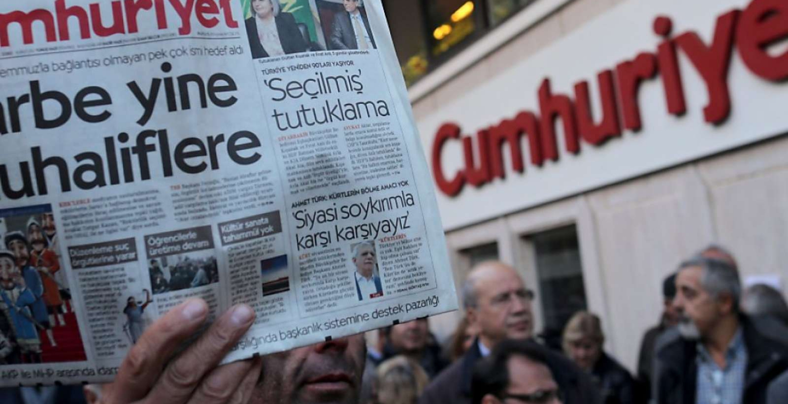 Τουρκία: “Δεν θα παραδοθούμε”, γράφει η Cumhuriyet