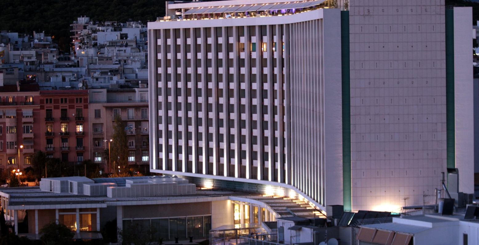 Πρώην στέλεχος της Novartis απειλούσε να πέσει από το Hilton!