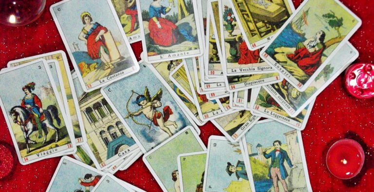 Η τράπουλα της Λωξάνδρας – Τα μυστικά των συντρόφων