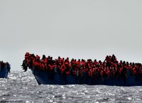 Δραματική διάσωση προσφύγων από φλεγόμενη βάρκα (pics)