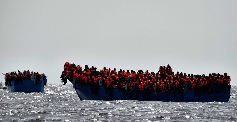 Δραματική διάσωση προσφύγων από φλεγόμενη βάρκα (pics)
