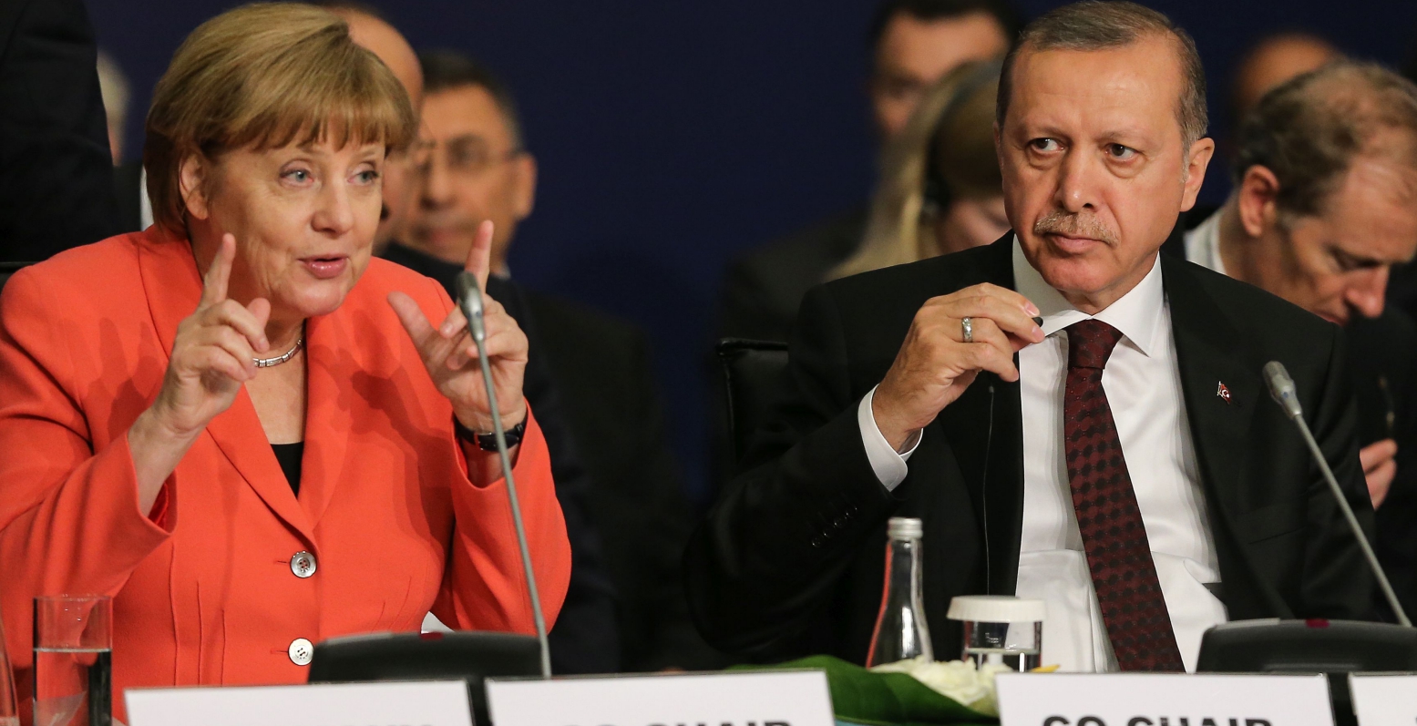 Handelsblatt: Η Μέρκελ προσπαθεί να απελευθερώσει τους Έλληνες στρατιωτικούς