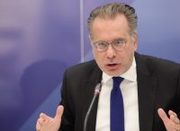 Κουμουτσάκος: Στο Βουκουρέστι ο Καραμανλής δεν δέχτηκε έναν κακό συμβιβασμό