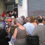 Συνταξιούχοι: Μεγάλες οι ουρές στις τράπεζες για ΕΚΑΣ και έκτακτο βοήθημα