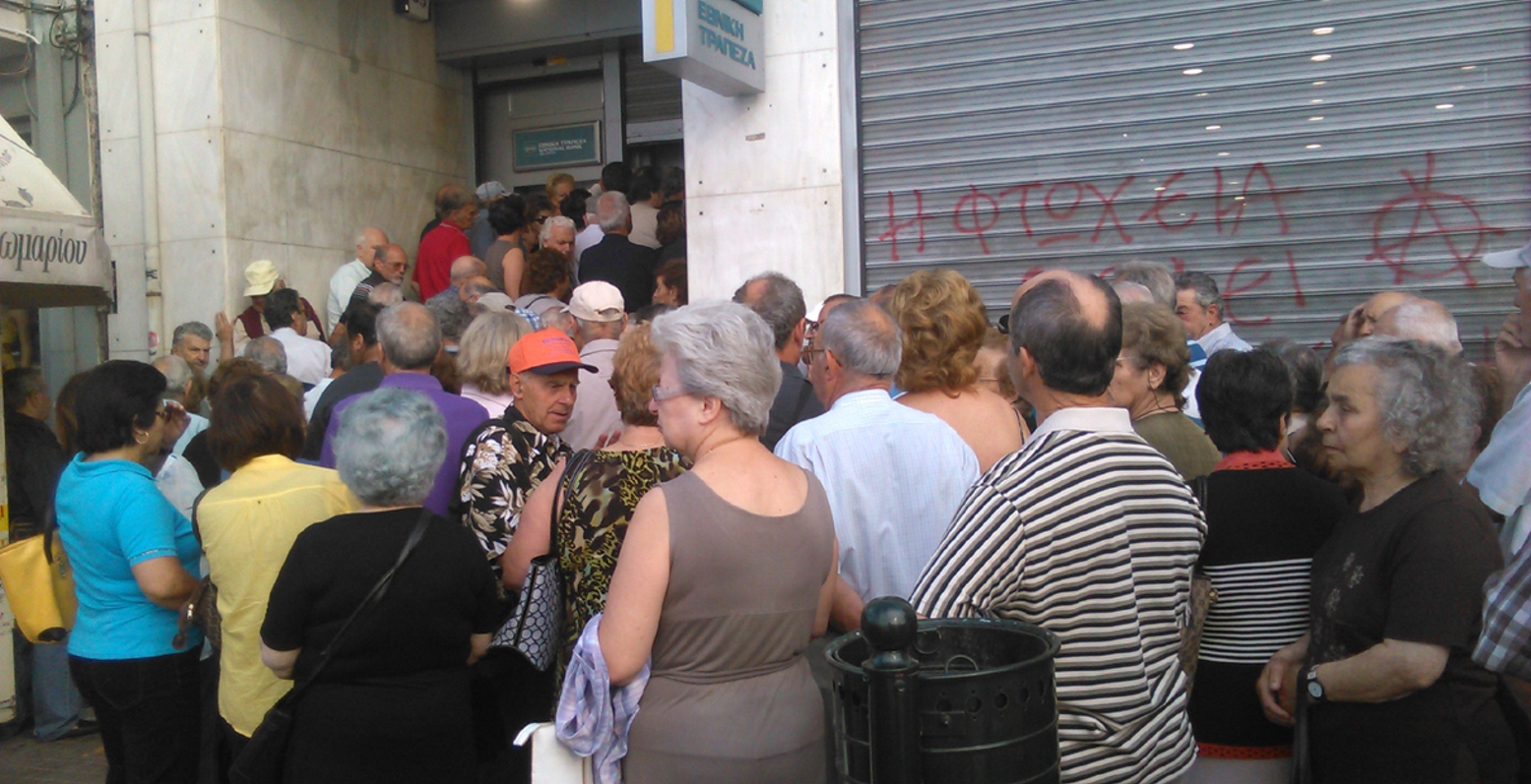 Συνταξιούχοι: Μεγάλες οι ουρές στις τράπεζες για ΕΚΑΣ και έκτακτο βοήθημα