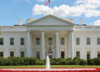 Τραμπ: Ανακοίνωσε την αποχώρηση του δικηγόρου του Λευκού Οίκου