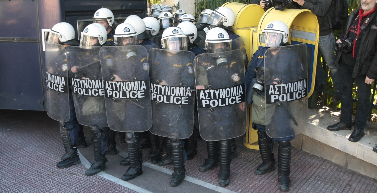 Μολότοφ και πέτρες έξω από τη Βουλή