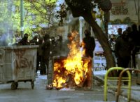 Επίθεση με βόμβες μολότοφ στους αστυνομικούς έξω από τα γραφεία του ΠΑΣΟΚ