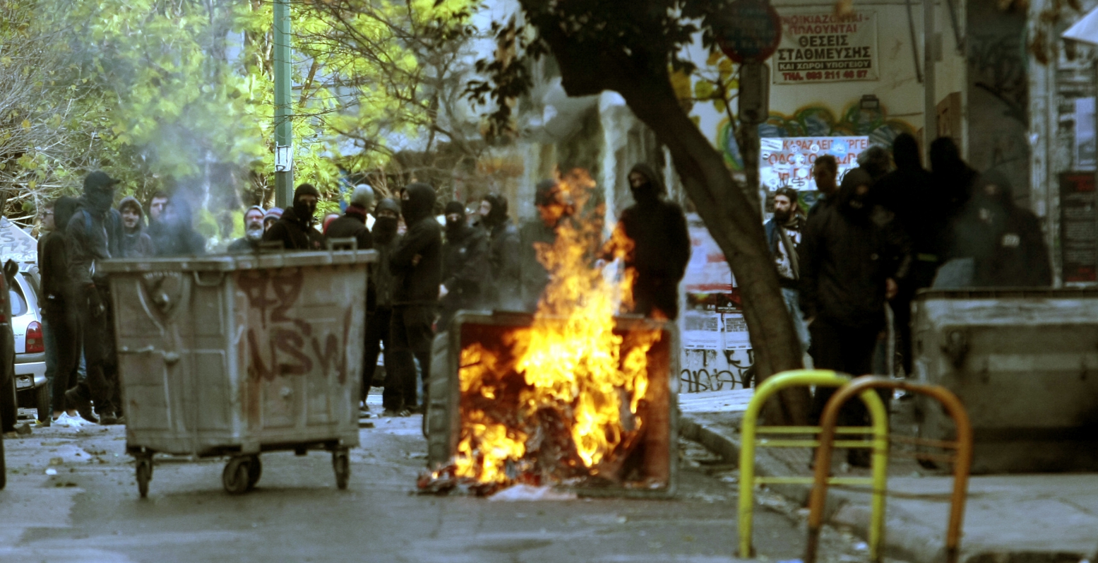 Επίθεση με βόμβες μολότοφ στους αστυνομικούς έξω από τα γραφεία του ΠΑΣΟΚ