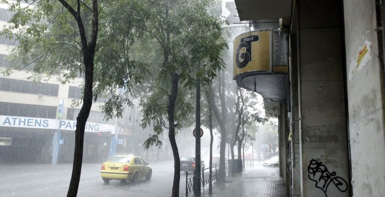 Σφοδρή κακοκαιρία στην Αθήνα – Πλημμύρισαν περιοχές