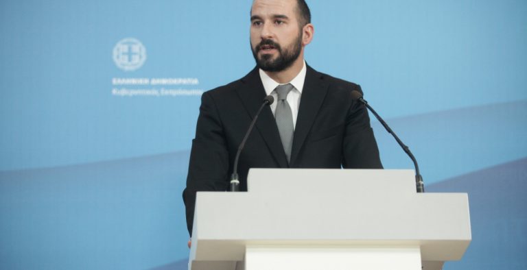 Τζανακόπουλος: Όλα τα ενδεχόμενα ανοιχτά για τις άδειες