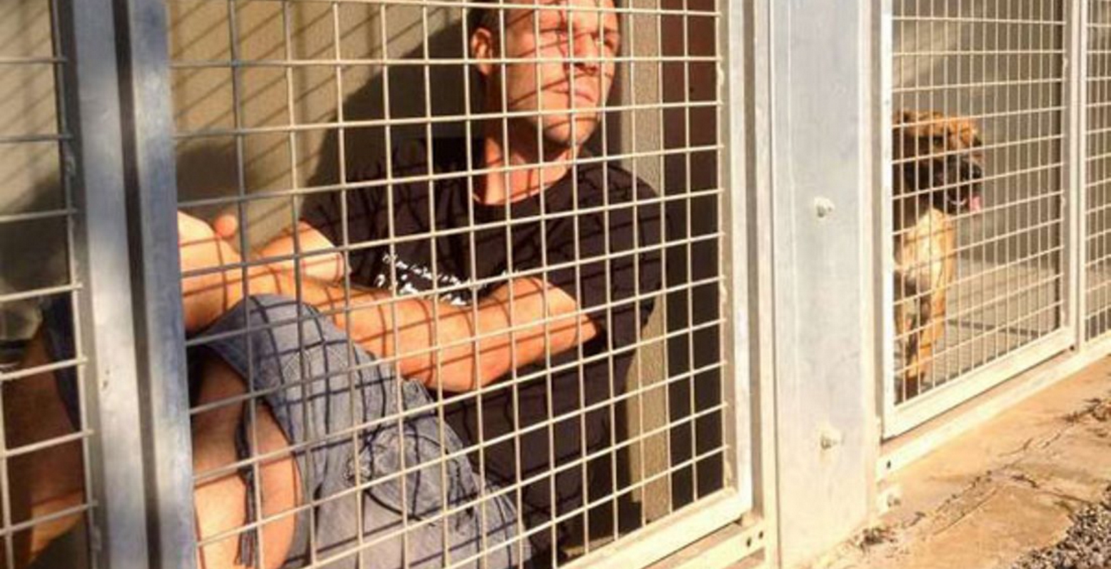 Ρ. Γκαγιάρ: Κλείνεται σε κλουβί για να σώσει 300 αδέσποτα!
