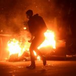 Αντι-Τραμπ Αμερικανοί έβαλαν φωτιές στους δρόμους