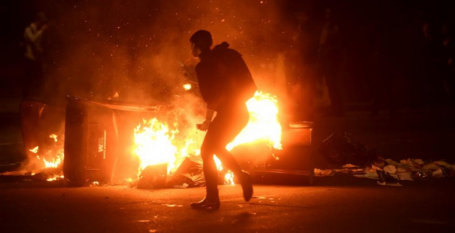 Αντι-Τραμπ Αμερικανοί έβαλαν φωτιές στους δρόμους