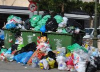 Παραμένει το χάος στην Κέρκυρα από τους τόνους σκουπιδιών