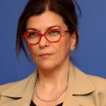 Η Αντωνοπούλου πανηγυρίζει για “ρεκόρ θέσεων εργασίας”!
