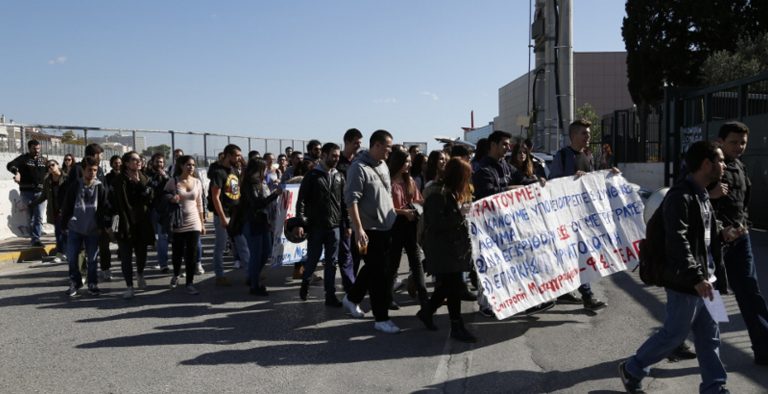 Φοιτητές έξω από το υπ. Παιδείας για τις μετεγγραφές
