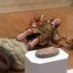 Άγαλμα του 18ου αι. κομματιάστηκε εξαιτίας μιας… φωτογραφίας! (video)