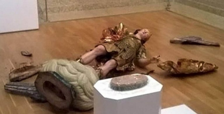 Άγαλμα του 18ου αι. κομματιάστηκε εξαιτίας μιας… φωτογραφίας! (video)