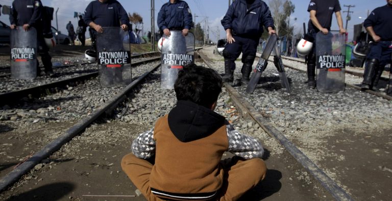 Η Ελλάδα αντιμέτωπη με “έκρηξη” των προσφυγικών ροών