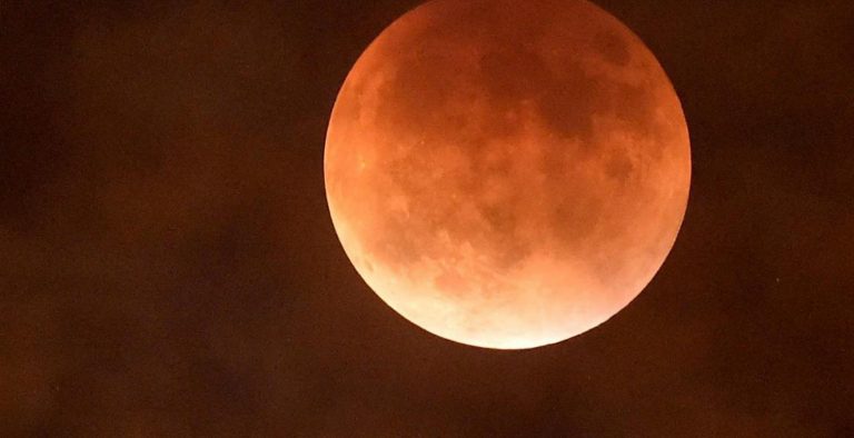 Η πιο φωτεινή και μεγάλη πανσέληνος μετά από 68 χρόνια!
