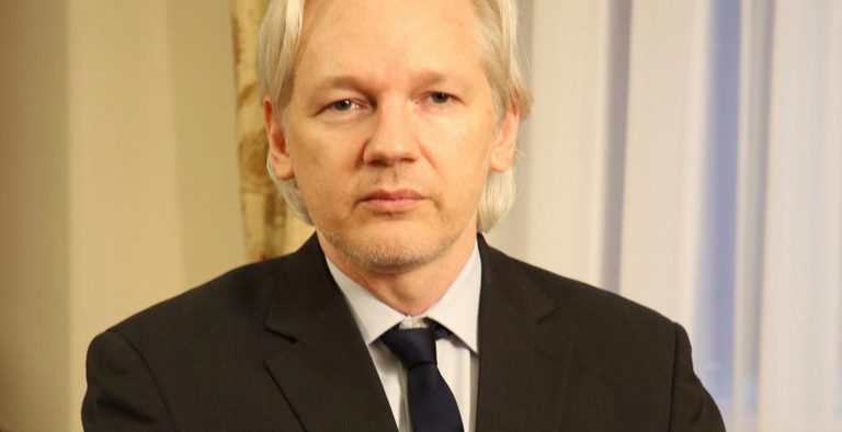 Ασάνζ για Μαδούρο: “Δεν καταλαβαίνω γιατί δεν μπορεί να βιαστεί να υιοθετήσει το σύνταγμα της Σαουδικής Αραβίας”