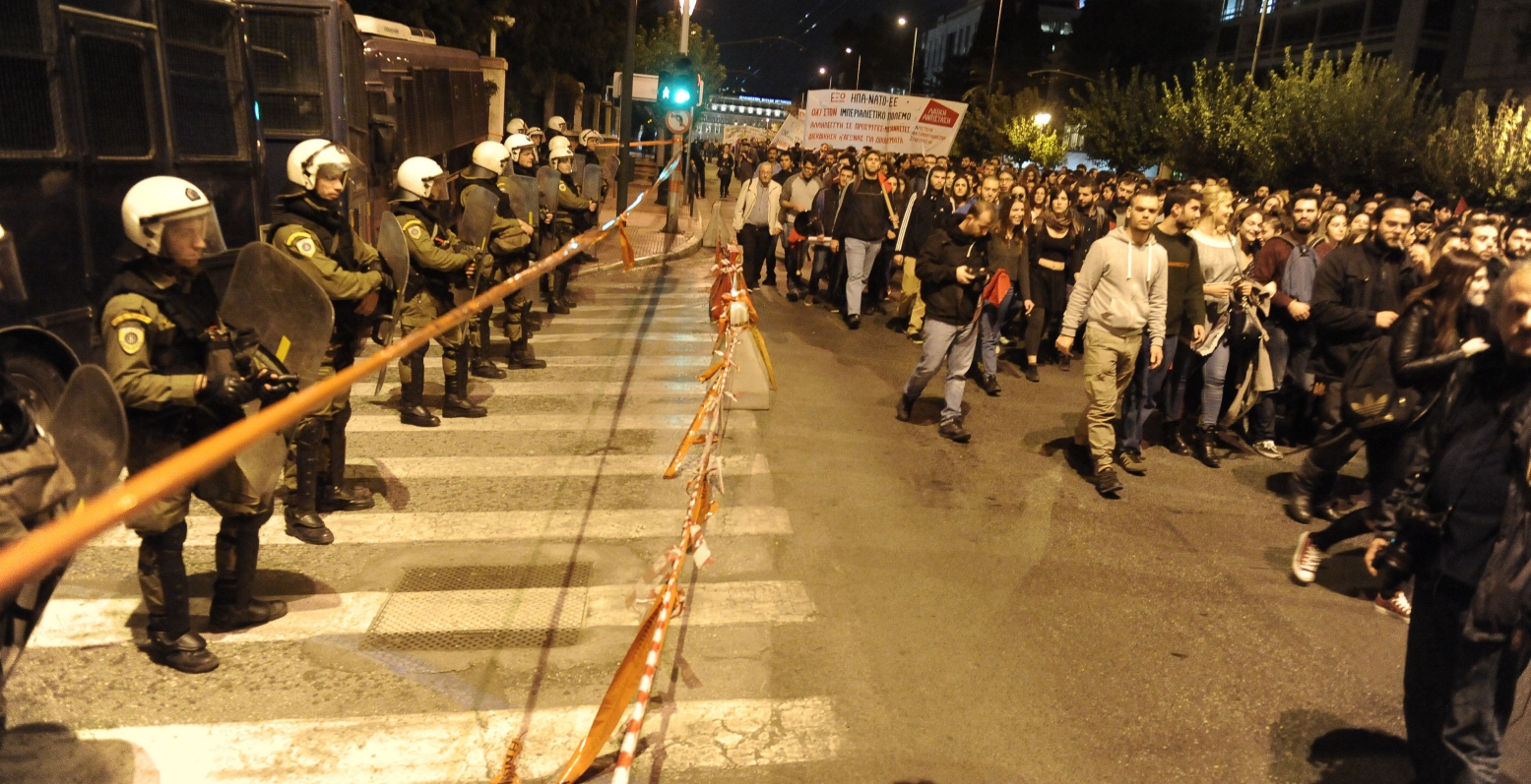 Αστυνομικό μπλόκο στα Προπύλαια για τους διαδηλωτές κατά του Ομπάμα