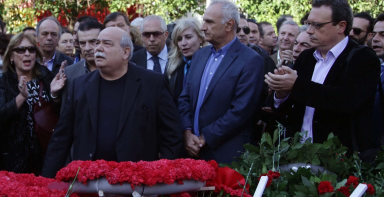Κατάθεση στεφάνων από τον ΣΥΡΙΖΑ στο Πολυτεχνείο