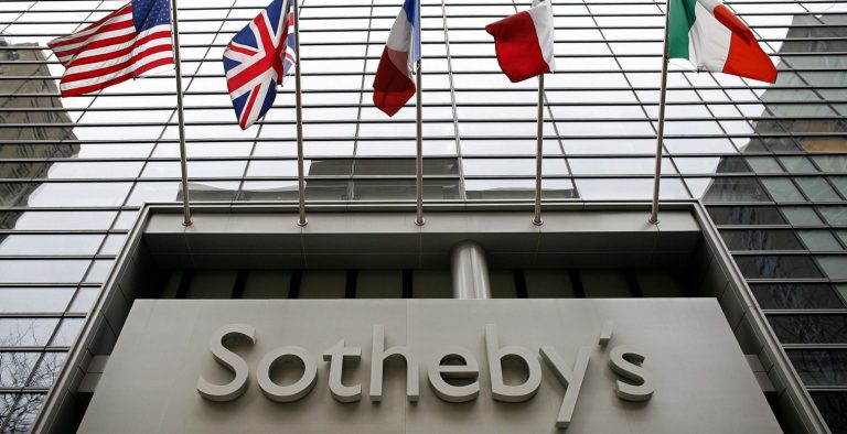Sotheby’s: Απούλητα τα κοσμήματα της Μεγάλης Αικατερίνης
