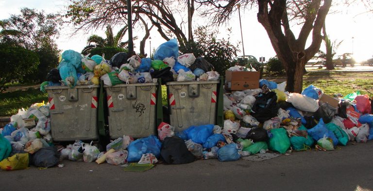 “Πνίγεται” από τα σκουπίδια η Κέρκυρα