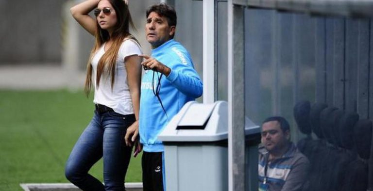 Η sexy κόρη του προπονητή «καίει» την ομάδα (pics & vid)