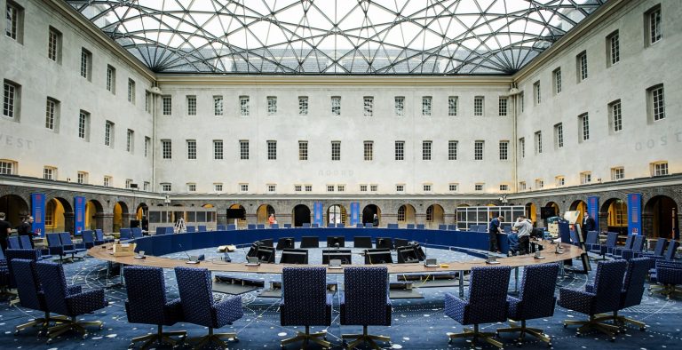Σε θεσμική ενίσχυση των τραπεζών προχωρά η Κομισιόν