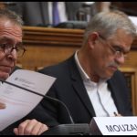 Η κυβέρνηση “στριμώχνει” δημοσιογράφους για να συγκαλύψουν τα περιστατικά στη Χίο
